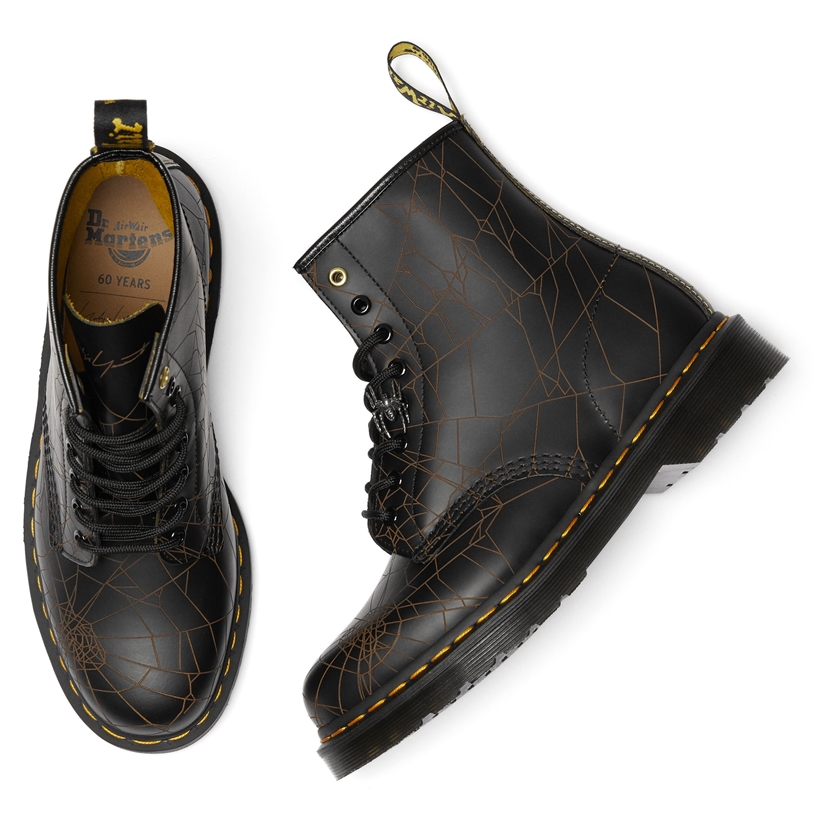 シューレースの部分に「スパイダーモチーフ」を施した Yohji Yamamoto x Dr. Martens “THE 1460 REMASTERED” vol.4「1460 YY WEB」8 hole bootsが4/25発売 (ヨウジヤマモト ドクターマーチン)