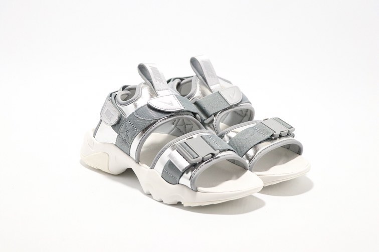 4/24発売！ナイキ ウィメンズ キャニオン サンダル “メタリックシルバー/メタリックゴールド” (NIKE WMNS CANYON SANDAL “Metallic Silver/Metallic Gold”) [CW6211-001,929]