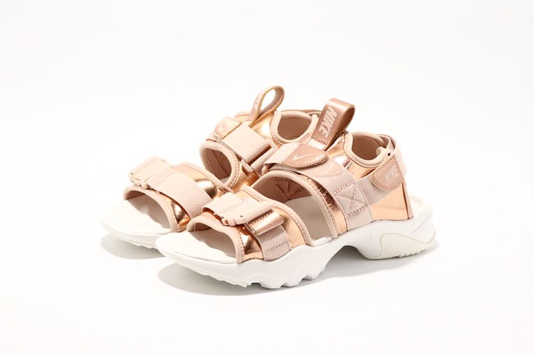 4/24発売！ナイキ ウィメンズ キャニオン サンダル “メタリックシルバー/メタリックゴールド” (NIKE WMNS CANYON SANDAL “Metallic Silver/Metallic Gold”) [CW6211-001,929]