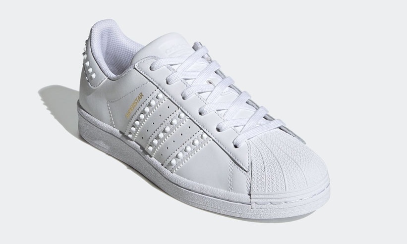 マットなメタルリベットのドットを散りばめた アディダス オリジナルス スーパースター “ホワイト” (adidas Originals SUPERSTAR “White”) [FV3397]