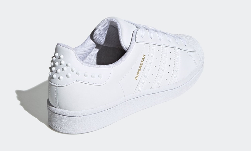 マットなメタルリベットのドットを散りばめた アディダス オリジナルス スーパースター “ホワイト” (adidas Originals SUPERSTAR “White”) [FV3397]