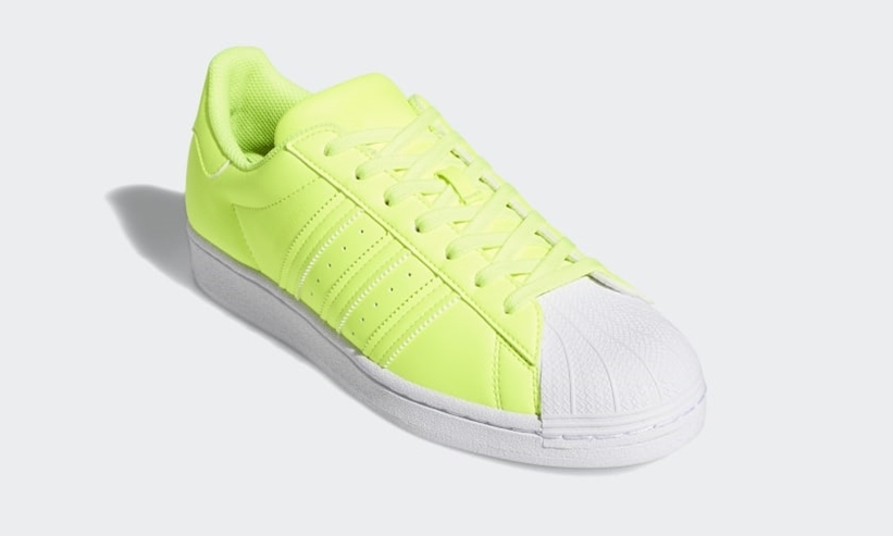 ネオンカラーが輝るアディダス オリジナルス スーパースター “ソーラーピンク/ソーラーイエロー” (adidas Originals SUPERSTAR “Solar Pink/Solar Yellow”) [FY2743,2744]