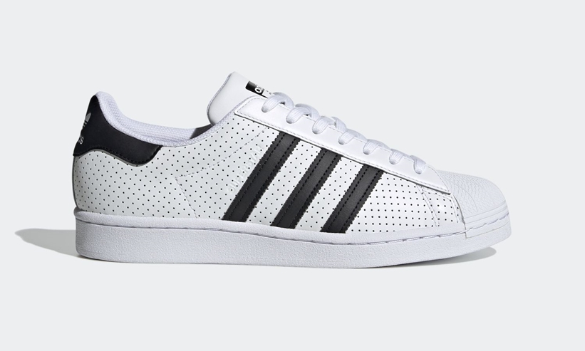 涼しげなパンチング加工のレザーアッパーの アディダス オリジナルス スーパースター “ホワイト/ブラック” (adidas Originals SUPERSTAR “White/Black”) [FV2830]