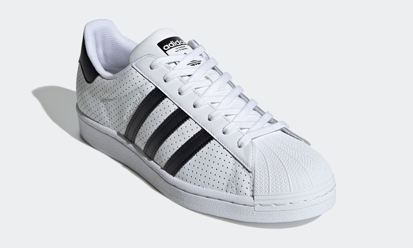 涼しげなパンチング加工のレザーアッパーの アディダス オリジナルス スーパースター “ホワイト/ブラック” (adidas Originals SUPERSTAR “White/Black”) [FV2830]