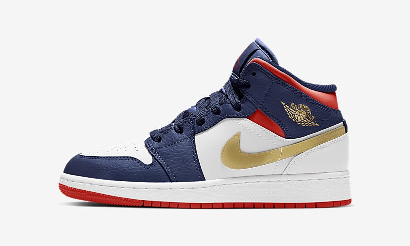 ナイキ ウィメンズ GS エア ジョーダン 1 ミッド SE “ホワイト/ネイビー/レッド/ゴールド” (NIKE WMNS GS AIR JORDAN 1 MID SE “White/Navy/Red/Gold”) [BQ6931-104]