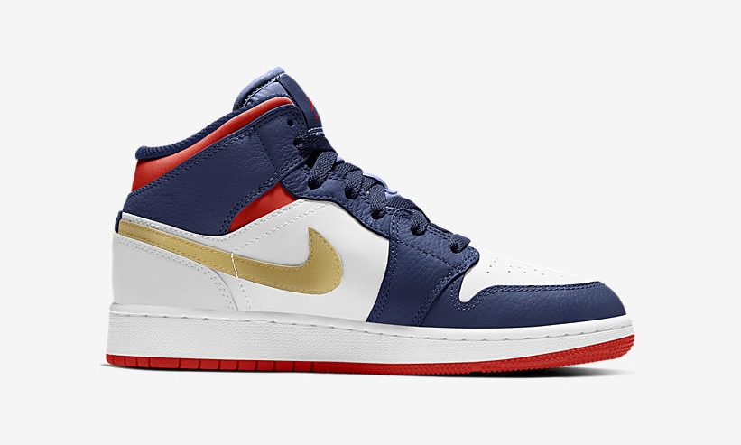 ナイキ ウィメンズ GS エア ジョーダン 1 ミッド SE “ホワイト/ネイビー/レッド/ゴールド” (NIKE WMNS GS AIR JORDAN 1 MID SE “White/Navy/Red/Gold”) [BQ6931-104]