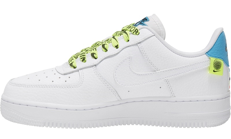 ナイキ ウィメンズ エア フォース 1 07 ロー SE “ワールドワイド” ホワイト/ボルト (NIKE WMNS AIR FORCE 1 07 LOW SE “World Wide” White/Volt) [CT1414-101]