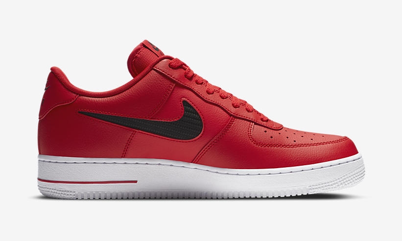 スウッシュをブラックメッシュで表現したナイキ エア フォース 1 ロー “レッド/ブラック/ホワイト” (NIKE AIR FORCE 1 LOW “Red/Black/White”) [CZ7377-600]