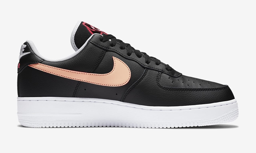 ナイキ エア フォース 1 07 ロー “ワールドワイド” ブラック/フラッシュクリムゾン (NIKE AIR FORCE 1 07 LOW “World Wide” Black/Flash Crimson) [CK6924-001]