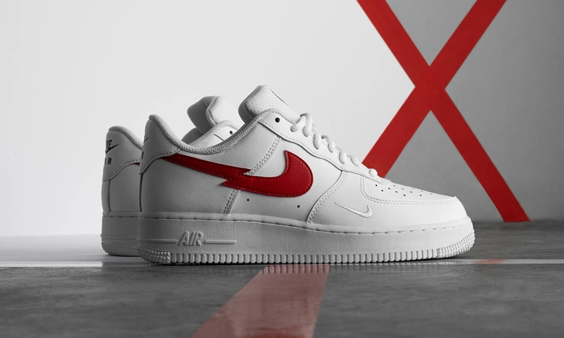 ナイキ エア フォース 1 07 ロー “ユーロツアー” ホワイト/ユニバーシティレッド (NIKE AIR FORCE 1 07 LOW “Euro Tour” White/University Red) [CW7577-100]