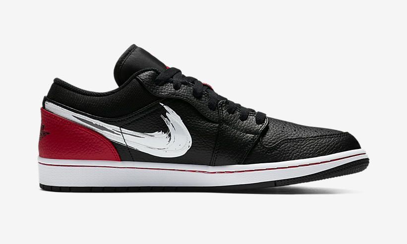 ナイキ エア ジョーダン 1 ロー “ブラッシュストローク スウッシュ” ブラック/レッド (NIKE AIR JORDA N1 LOW “Brushstroke Swoosh” Black/Red) [DA4659-001]