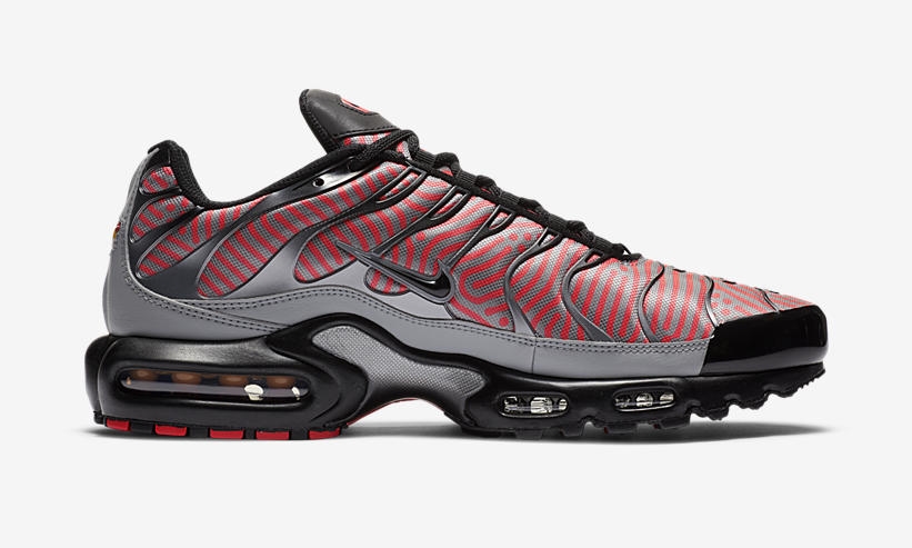 ナイキ エア マックス プラス “スウッシュ・オン・ツアー 2020/ユーロツアー” ブラック/レッド (NIKE AIR MAX PLUS “Swoosh On Tour 2020/Euro Tour” Black/Red) [CW7578-100]