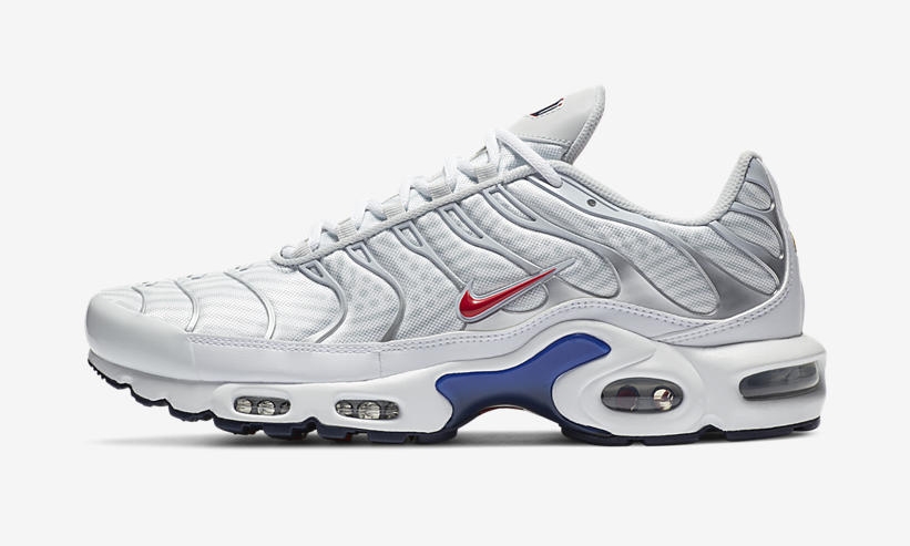 ナイキ エア マックス プラス “スウッシュ・オン・ツアー 2020/ユーロツアー” ホワイト/レッド (NIKE AIR MAX PLUS “Swoosh On Tour 2020/Euro Tour” White/Red) [CW7575-100]