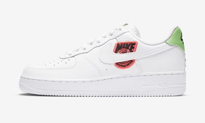 ナイキ ウィメンズ エア フォース 1 07 ロー SE “ワールドワイド” ホワイト/ダーククリムゾン (NIKE WMNS AIR FORCE 1 07 LOW SE “World Wide” White/Dark Crimson) [CT1414-100]