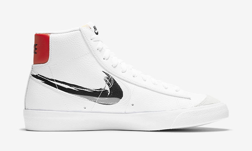 ナイキ ブレーザ ミッド “ブラッシュストローク スウッシュ” ホワイト/レッド (NIKE BLAZER MID “Brushstroke Swoosh” White/Red) [DC4838-100]