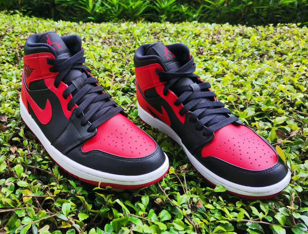 国内 11/13、2/26 発売！ナイキ エア ジョーダン 1 ミッド “ブレッド” レッド/ブラック (NIKE AIR JORDAN 1 MID “Bred” Red/Black) [554724-074]