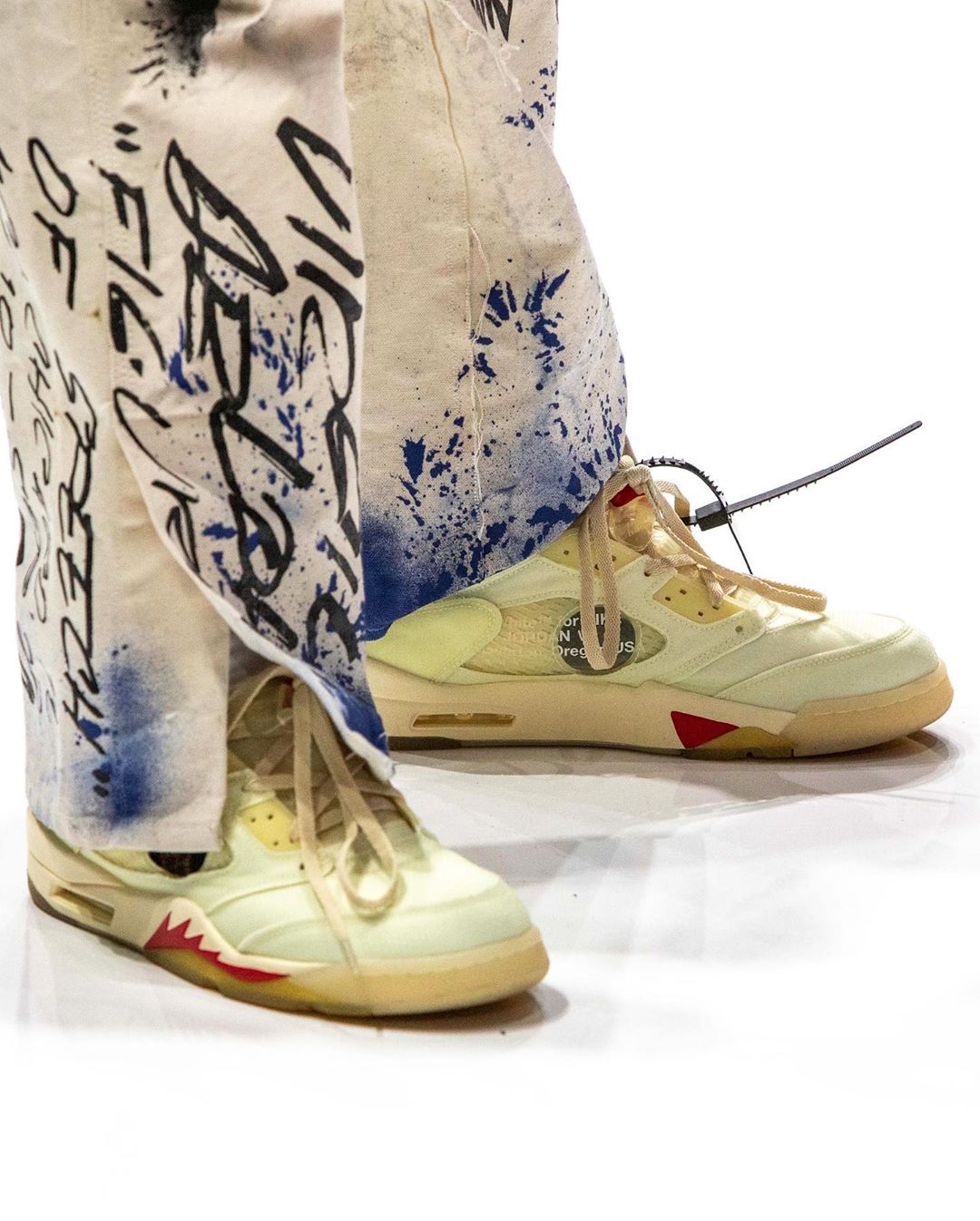 【10/29 発売、アパレル 12月中旬 発売】オフホワイト × ナイキ エア ジョーダン 5 “セイル” (OFF-WHITE NIKE AIR JORDAN 5 “Sail/Fire Red/Muslin/Black”) [DH8565-100]