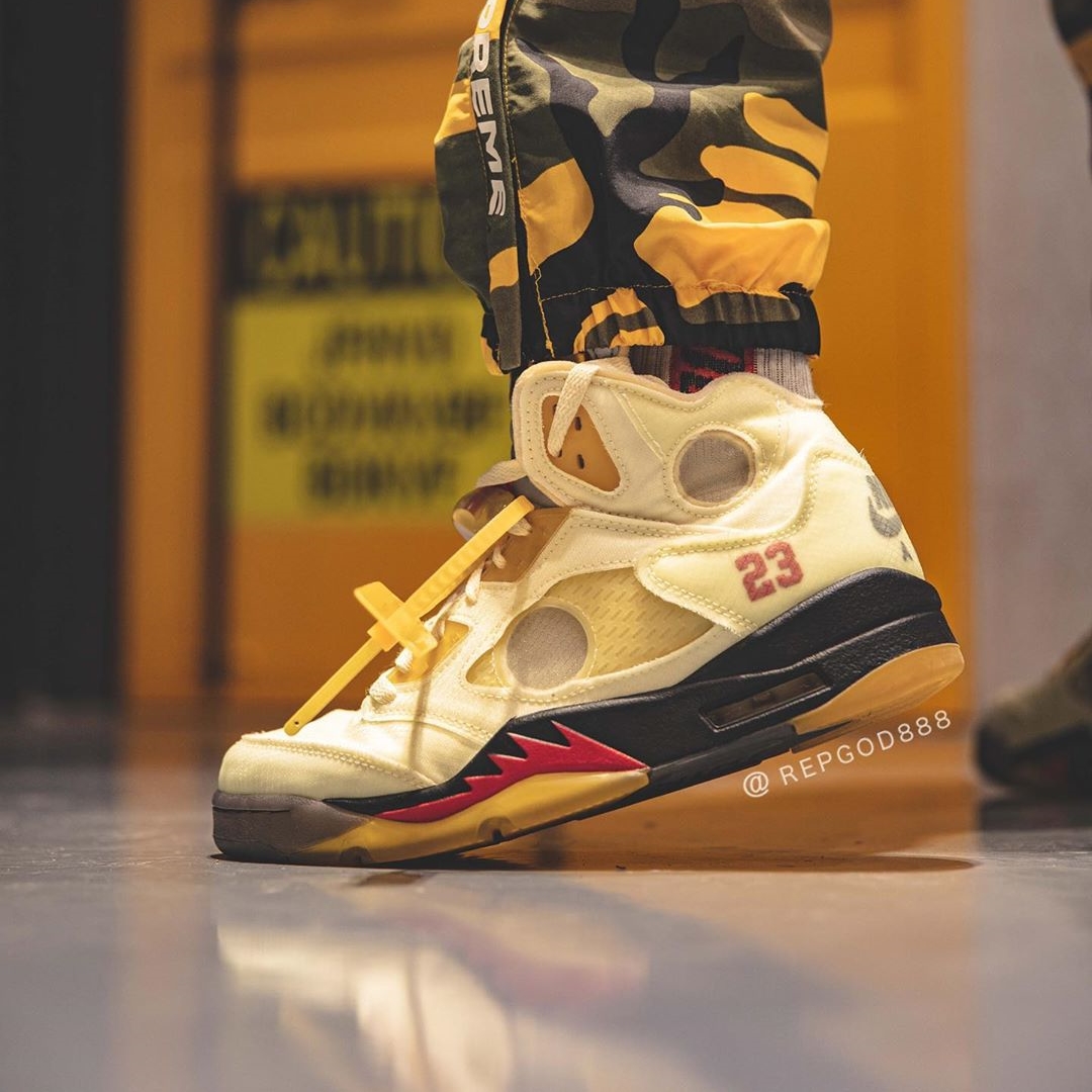 【10/29 発売、アパレル 12月中旬 発売】オフホワイト × ナイキ エア ジョーダン 5 “セイル” (OFF-WHITE NIKE AIR JORDAN 5 “Sail/Fire Red/Muslin/Black”) [DH8565-100]