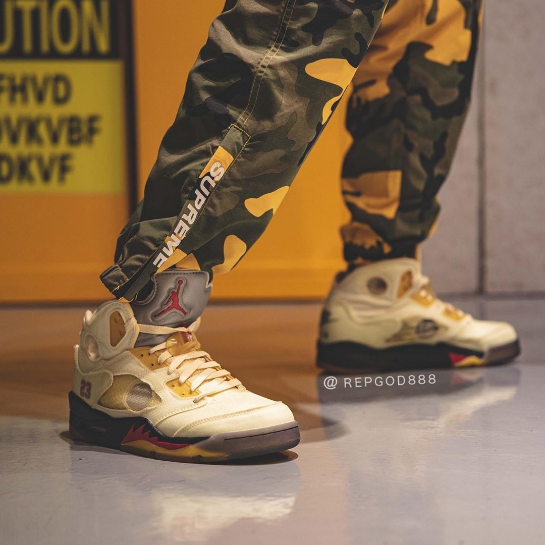 【10/29 発売、アパレル 12月中旬 発売】オフホワイト × ナイキ エア ジョーダン 5 “セイル” (OFF-WHITE NIKE AIR JORDAN 5 “Sail/Fire Red/Muslin/Black”) [DH8565-100]