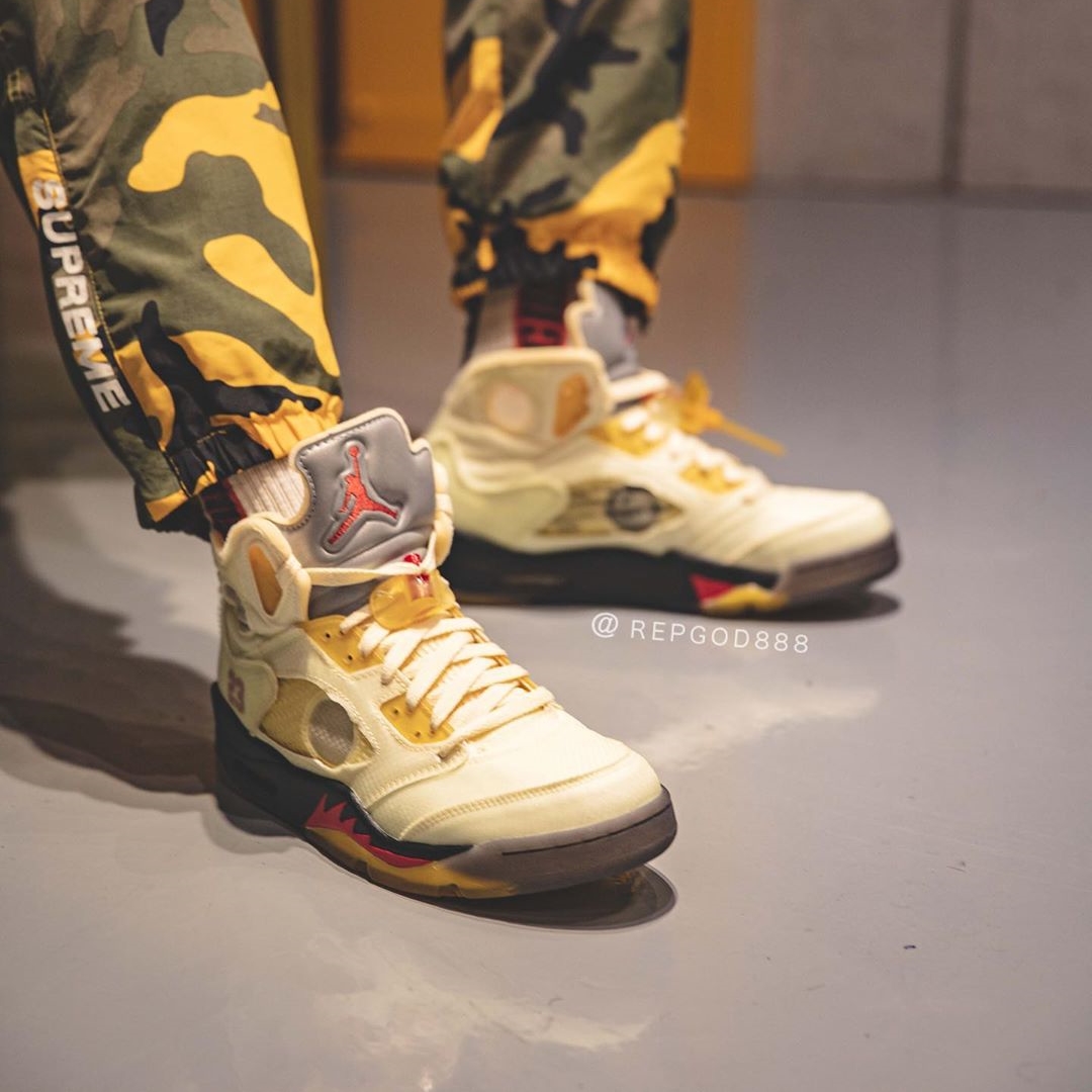 【10/29 発売、アパレル 12月中旬 発売】オフホワイト × ナイキ エア ジョーダン 5 “セイル” (OFF-WHITE NIKE AIR JORDAN 5 “Sail/Fire Red/Muslin/Black”) [DH8565-100]