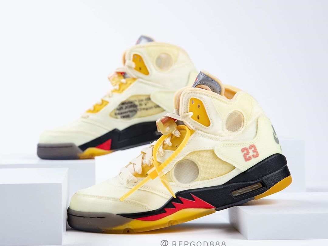 【10/29 発売、アパレル 12月中旬 発売】オフホワイト × ナイキ エア ジョーダン 5 “セイル” (OFF-WHITE NIKE AIR JORDAN 5 “Sail/Fire Red/Muslin/Black”) [DH8565-100]