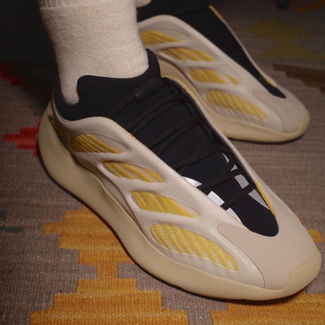 ADIDAS YEEZY 700 V3  サフラワー  27cm