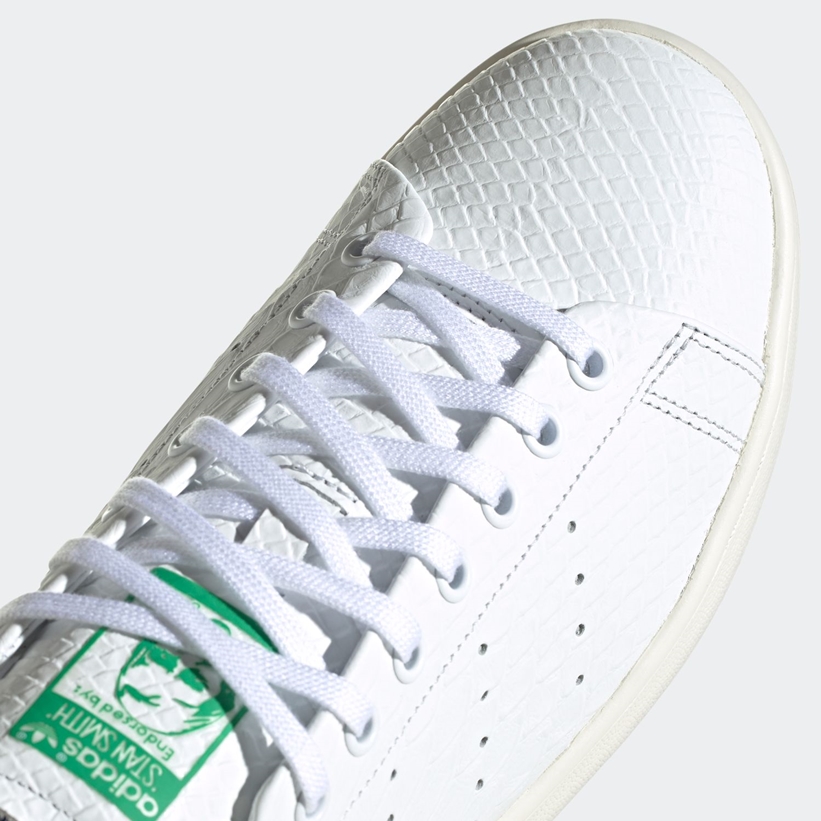イタリアンクロコダイルレザーと左右非対称カラーを採用した アディダス オリジナルス スタンスミス “ホワイト” (adidas Originals STAN SMITH “Italian Crocodile Leather/White”) [FU9587]