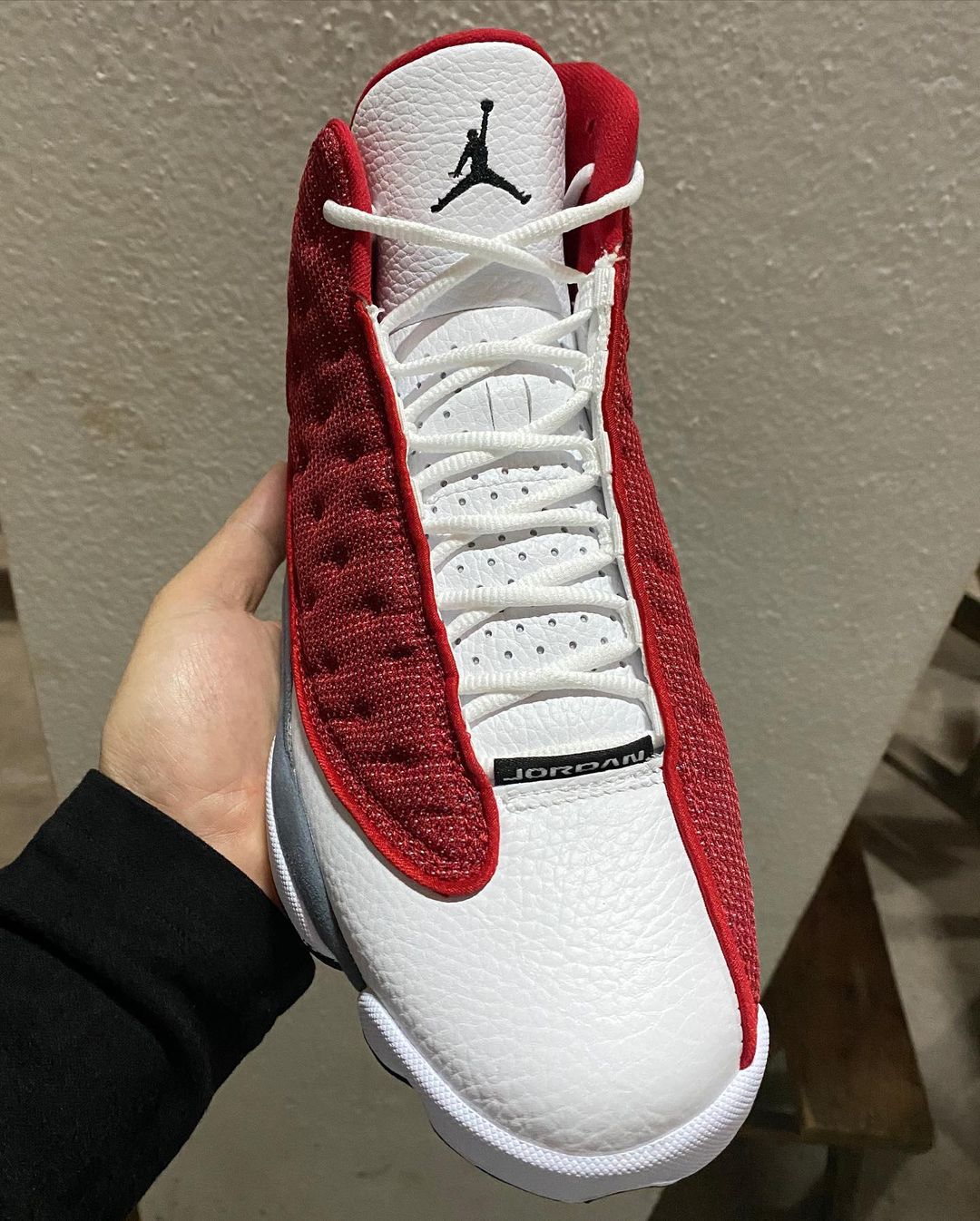 【国内 5/1 発売】ナイキ エア ジョーダン 13 レトロ “ジムレッド/フリントグレー” (NIKE AIR JORDAN 13 RETRO “Gym Red/Flint Grey”) [DJ5982-600]