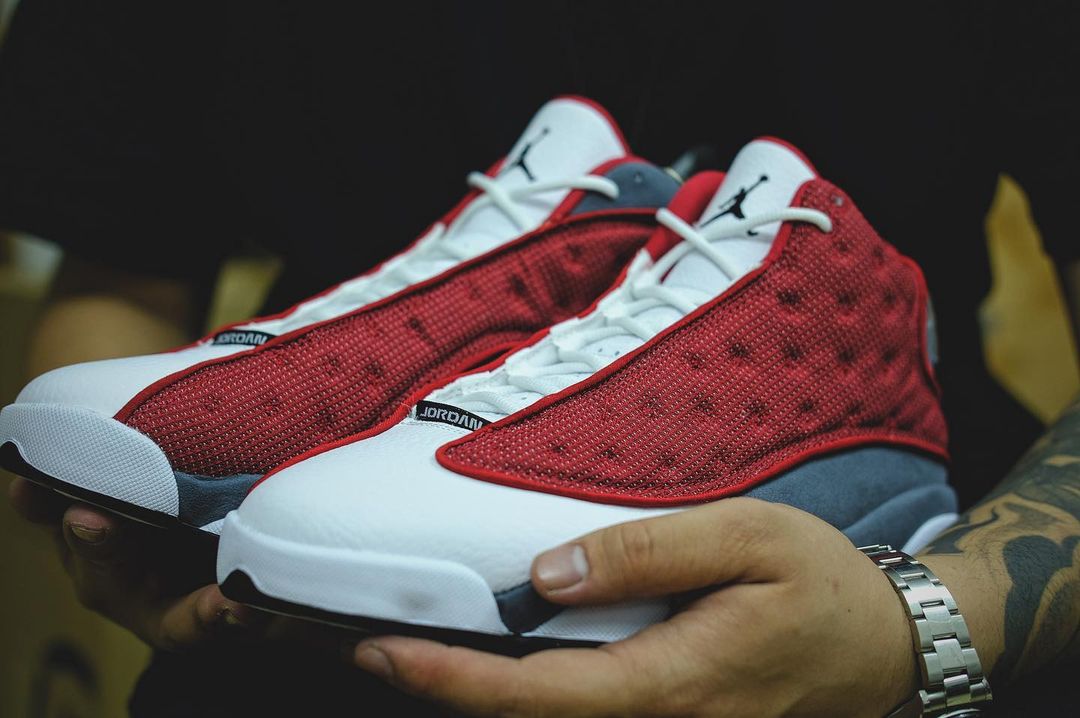 【国内 5/1 発売】ナイキ エア ジョーダン 13 レトロ “ジムレッド/フリントグレー” (NIKE AIR JORDAN 13 RETRO “Gym Red/Flint Grey”) [DJ5982-600]