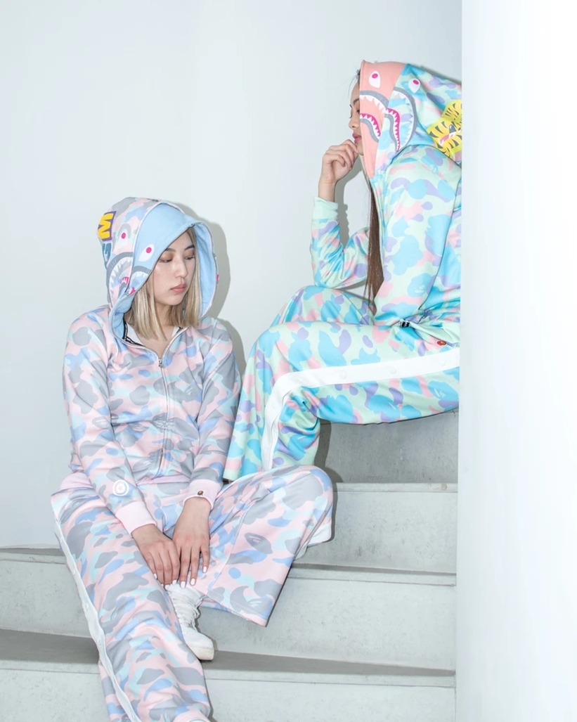 A BATHING APE LADIESより淡い色合いのPASTEL MULTI CAMOで仕上げたフルジップフーディ「PASTEL MULTI CAMO SHARK FULL ZIP DOUBLE HOODIE」が8/15発売 (ア ベイシング エイプ)