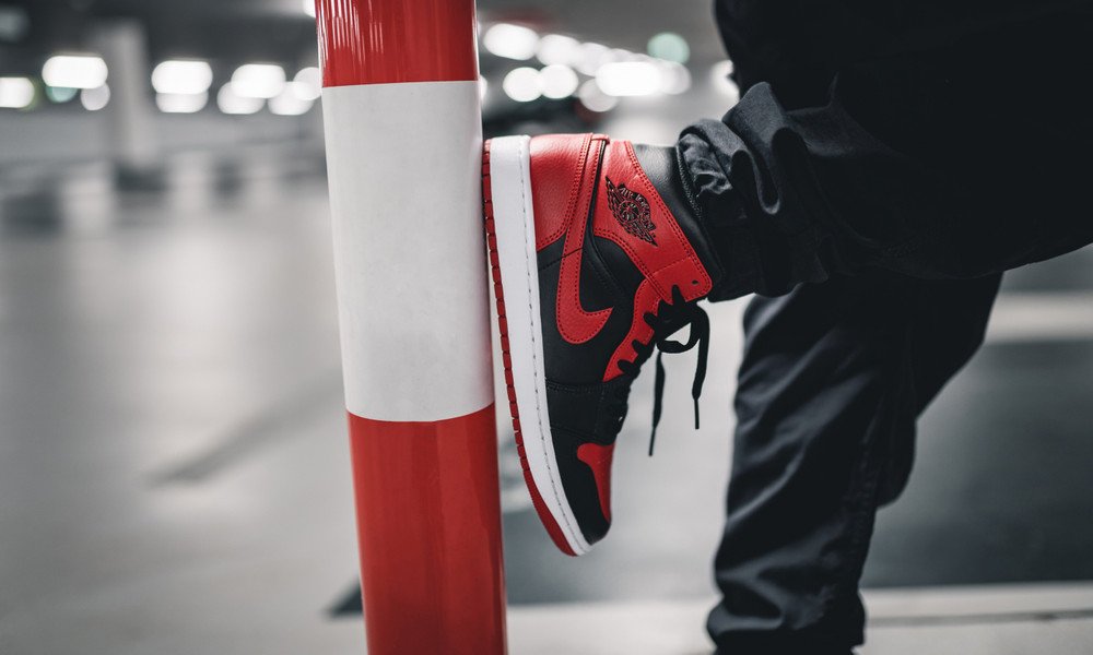 国内 11/13、2/26 発売！ナイキ エア ジョーダン 1 ミッド “ブレッド” レッド/ブラック (NIKE AIR JORDAN 1 MID “Bred” Red/Black) [554724-074]