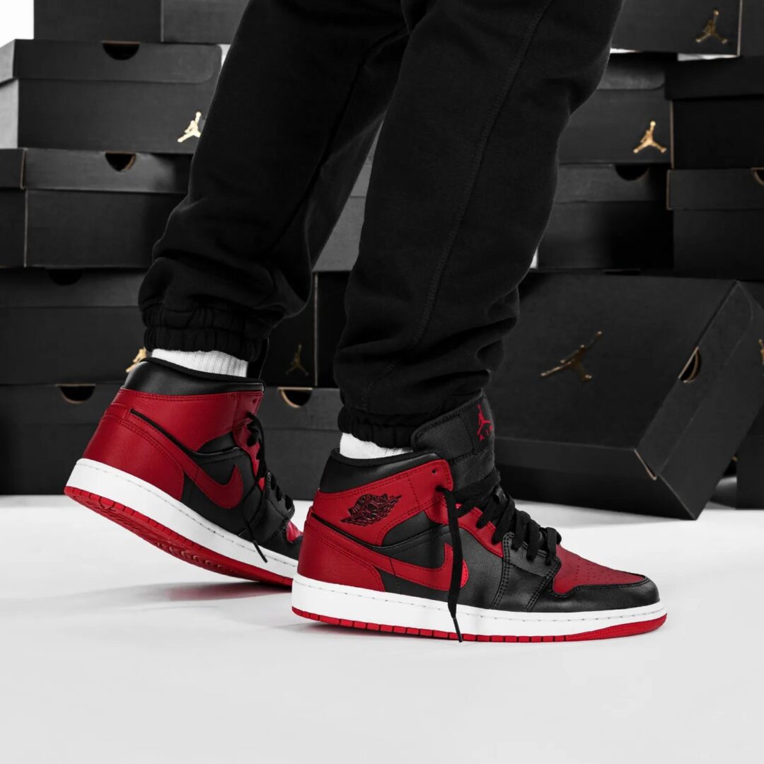 国内 11/13、2/26 発売！ナイキ エア ジョーダン 1 ミッド “ブレッド” レッド/ブラック (NIKE AIR JORDAN 1 MID “Bred” Red/Black) [554724-074]