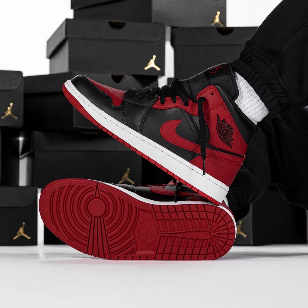 国内 11/13、2/26 発売！ナイキ エア ジョーダン 1 ミッド “ブレッド” レッド/ブラック (NIKE AIR JORDAN 1 MID “Bred” Red/Black) [554724-074]