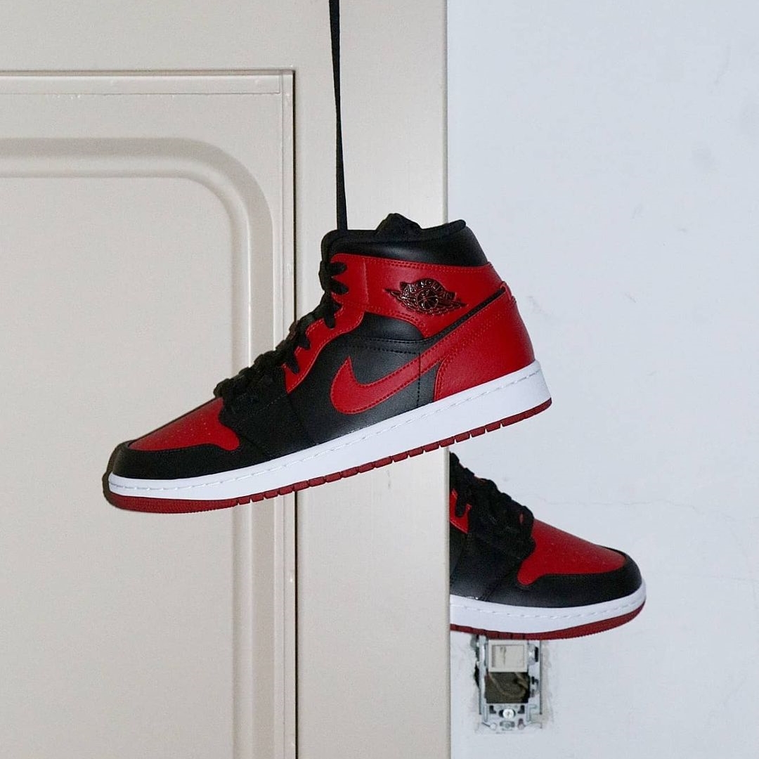 国内 11/13、2/26 発売！ナイキ エア ジョーダン 1 ミッド “ブレッド” レッド/ブラック (NIKE AIR JORDAN 1 MID “Bred” Red/Black) [554724-074]