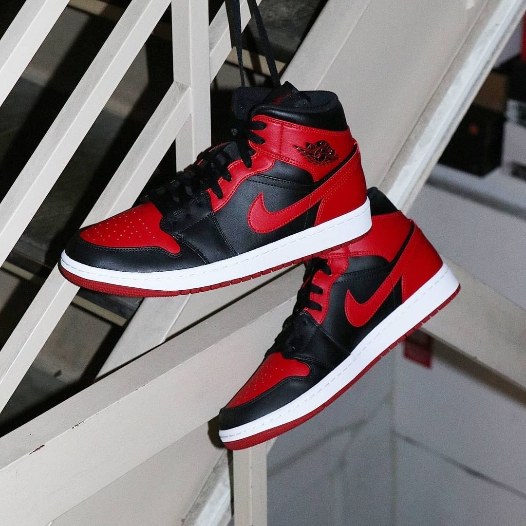 国内 11/13、2/26 発売！ナイキ エア ジョーダン 1 ミッド “ブレッド” レッド/ブラック (NIKE AIR JORDAN 1 MID “Bred” Red/Black) [554724-074]