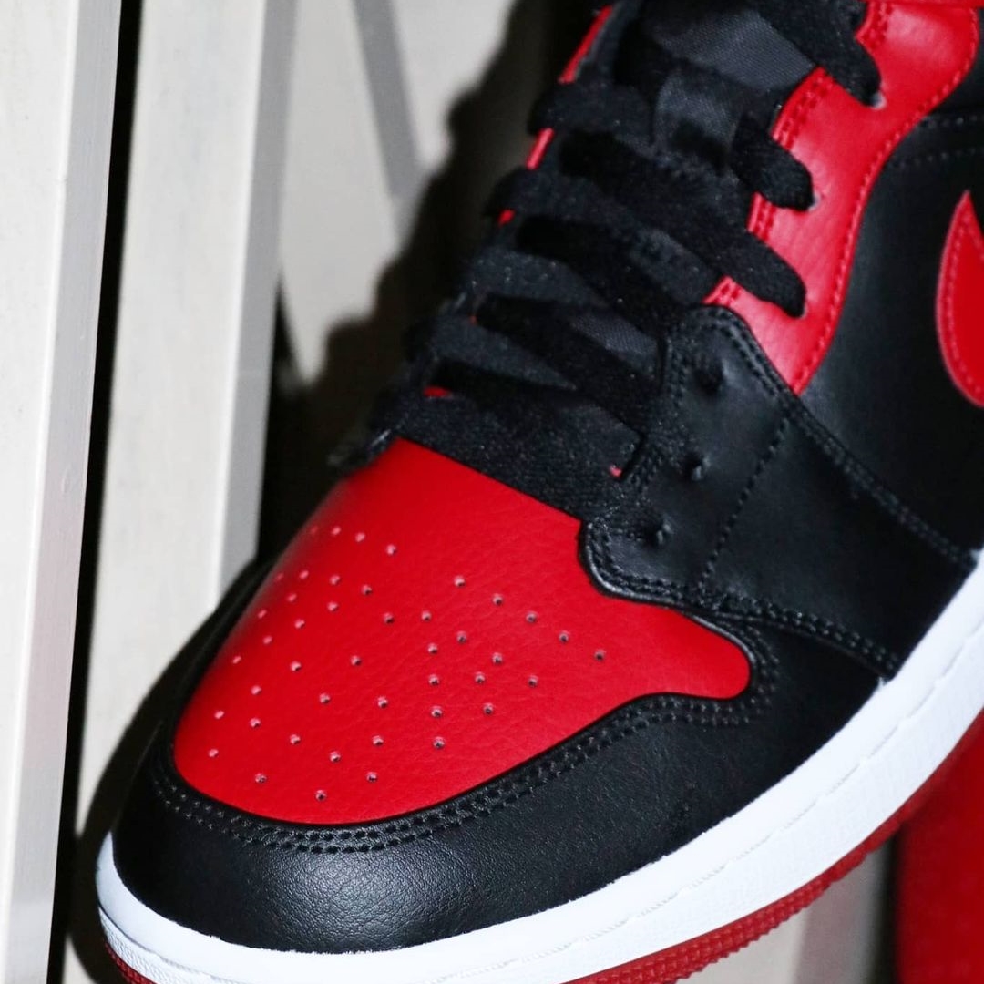 国内 11/13、2/26 発売！ナイキ エア ジョーダン 1 ミッド “ブレッド” レッド/ブラック (NIKE AIR JORDAN 1 MID “Bred” Red/Black) [554724-074]