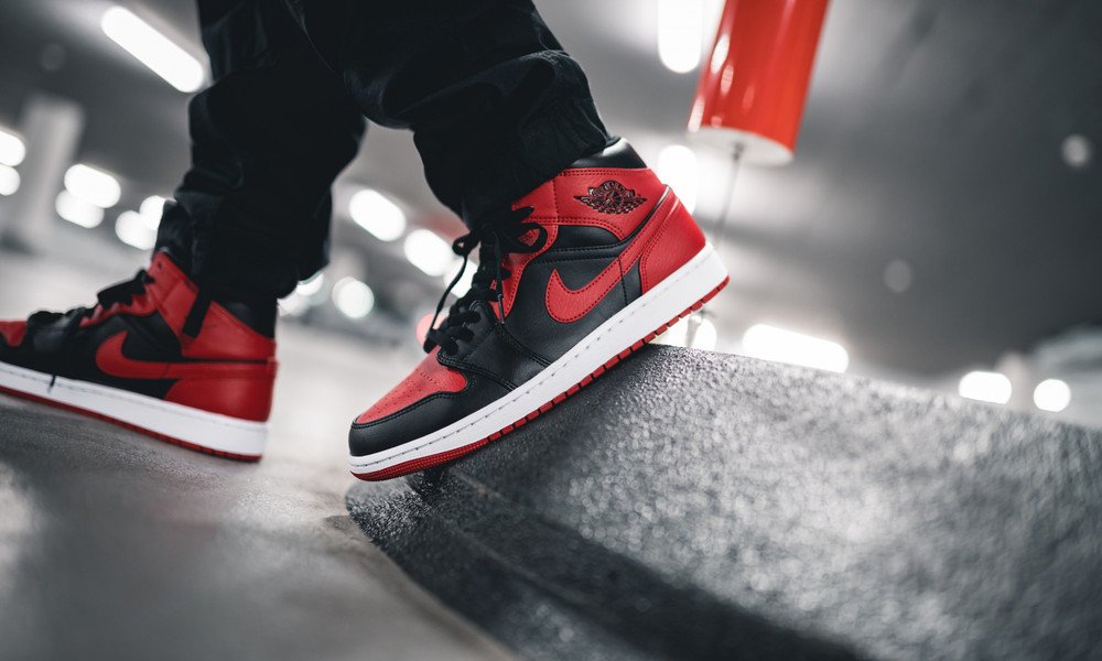 国内 11/13、2/26 発売！ナイキ エア ジョーダン 1 ミッド “ブレッド” レッド/ブラック (NIKE AIR JORDAN 1 MID “Bred” Red/Black) [554724-074]