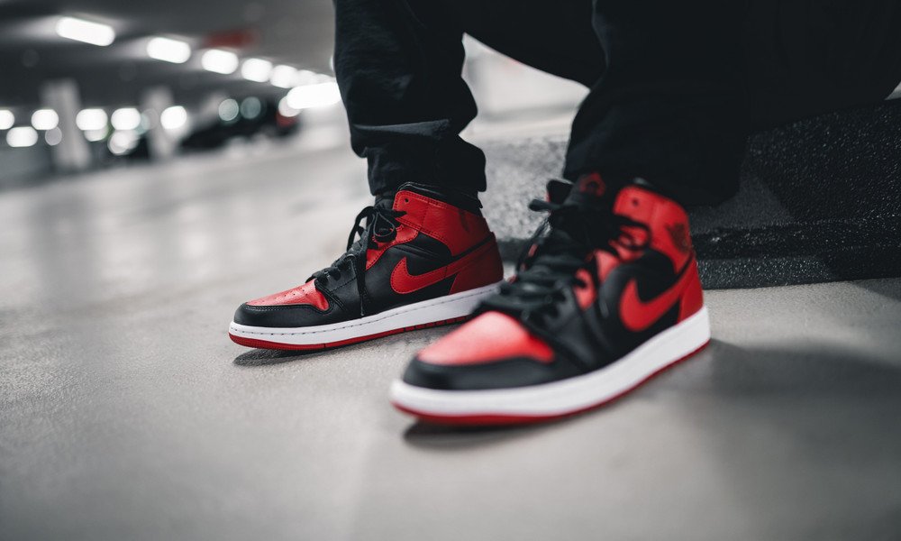 国内 11/13、2/26 発売！ナイキ エア ジョーダン 1 ミッド “ブレッド” レッド/ブラック (NIKE AIR JORDAN 1 MID “Bred” Red/Black) [554724-074]