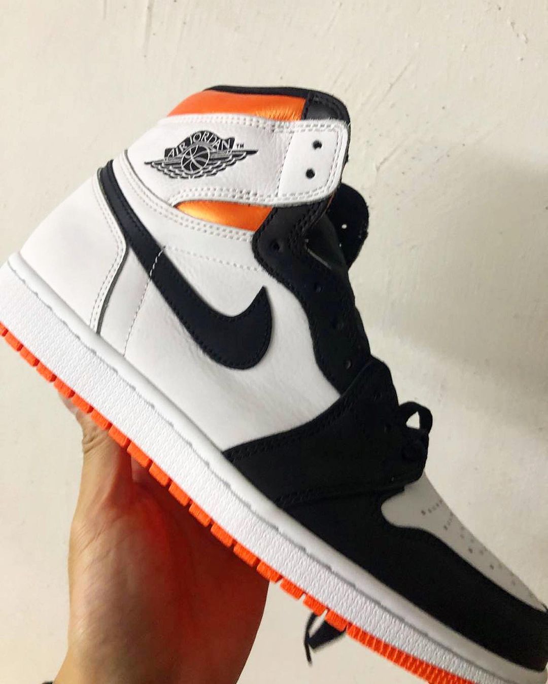 【国内 7/26 発売】ナイキ エア ジョーダン 1 レトロ ハイ OG “ホワイト/オレンジ/ブラック” (NIKE AIR JORDAN 1 RETRO HIGH OG “White/Orange/Black‬”) [555088-180]