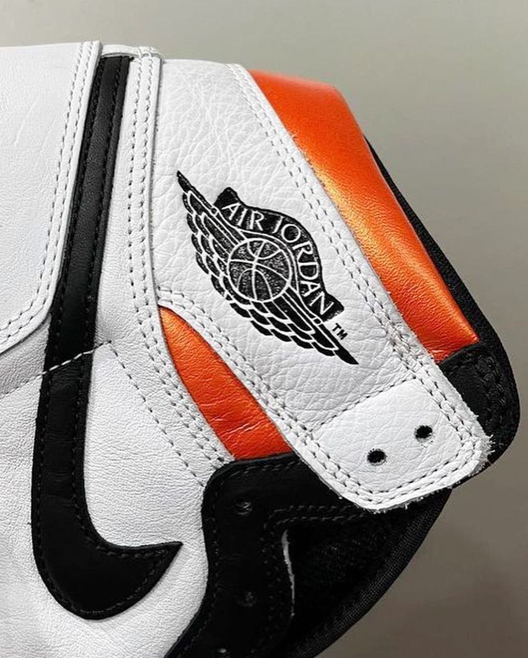 【国内 7/26 発売】ナイキ エア ジョーダン 1 レトロ ハイ OG “ホワイト/オレンジ/ブラック” (NIKE AIR JORDAN 1 RETRO HIGH OG “White/Orange/Black‬”) [555088-180]