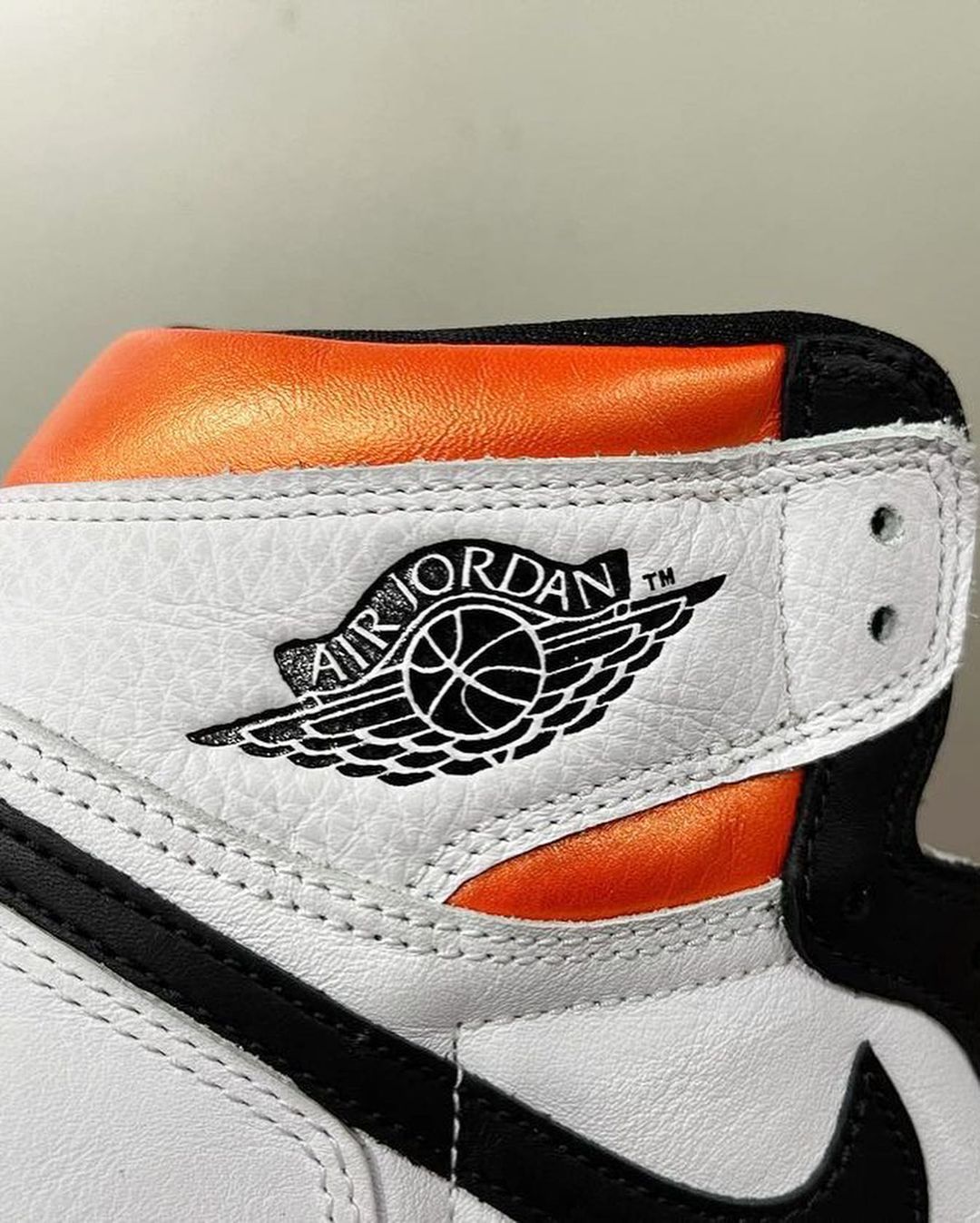 【国内 7/26 発売】ナイキ エア ジョーダン 1 レトロ ハイ OG “ホワイト/オレンジ/ブラック” (NIKE AIR JORDAN 1 RETRO HIGH OG “White/Orange/Black‬”) [555088-180]