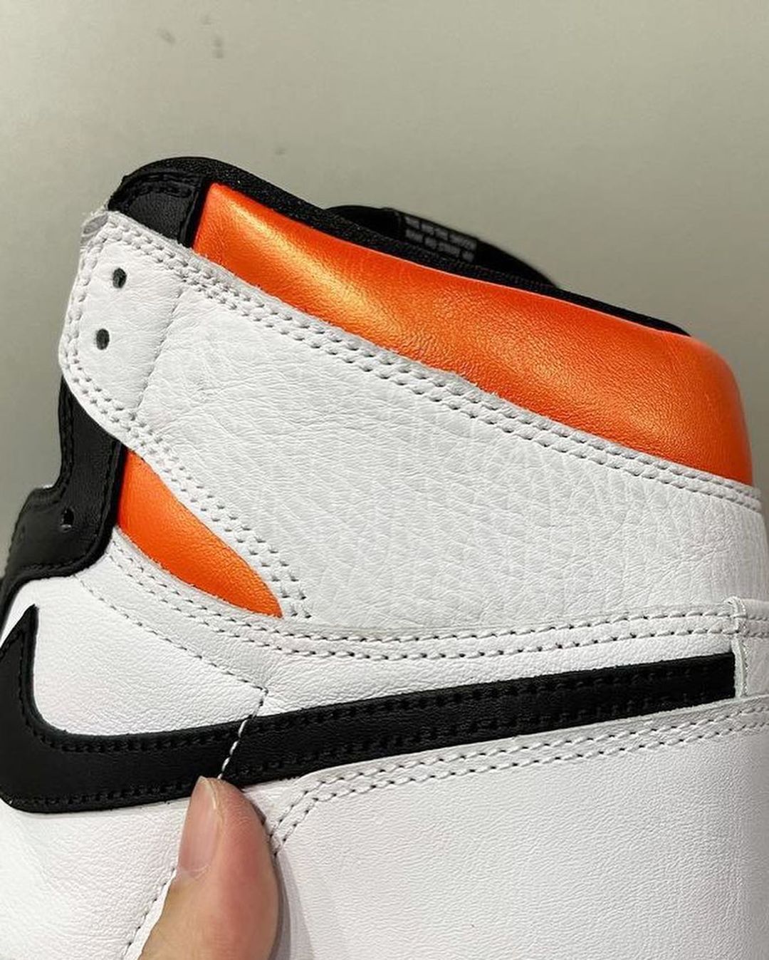 【国内 7/26 発売】ナイキ エア ジョーダン 1 レトロ ハイ OG “ホワイト/オレンジ/ブラック” (NIKE AIR JORDAN 1 RETRO HIGH OG “White/Orange/Black‬”) [555088-180]