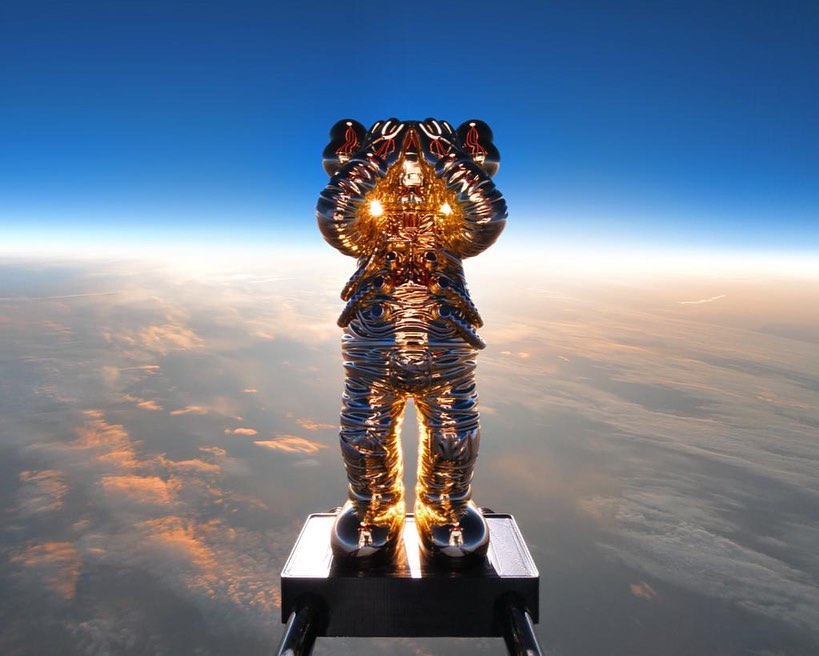 地上41.5kmの成層圏に飛んだ「KAWS:HOLIDAY SPACE」がDDT Storeにて 8/18発売 (カウズ ホリデー スペース)