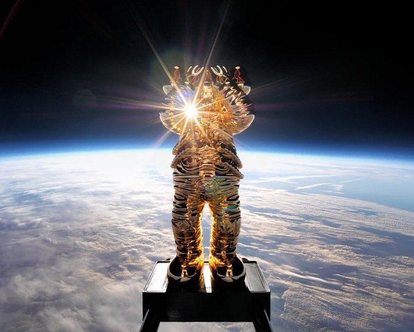 地上41.5kmの成層圏に飛んだ「KAWS:HOLIDAY SPACE」がDDT Storeにて 8/18発売 (カウズ ホリデー スペース)