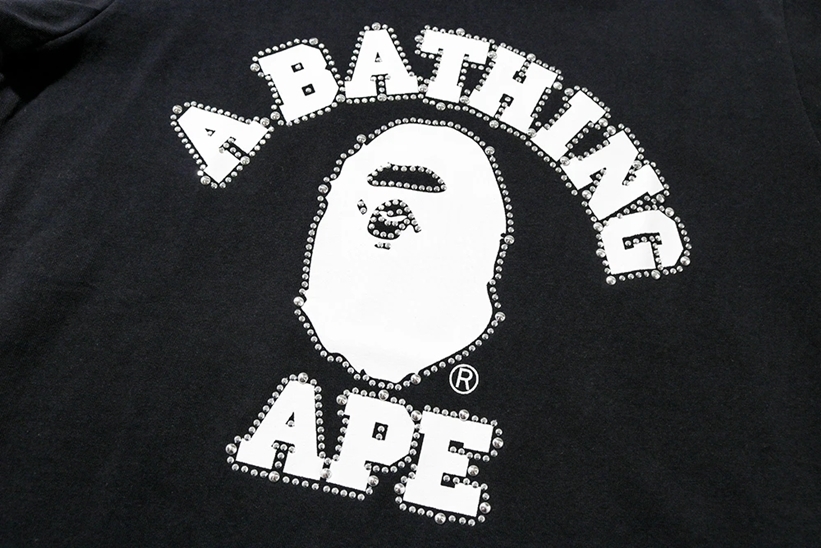 A BATHING APE LADIESからカレッジロゴにスタッズを施した「STUDDED COLLEGE TEE」が8/29発売 (ア ベイシング エイプ)