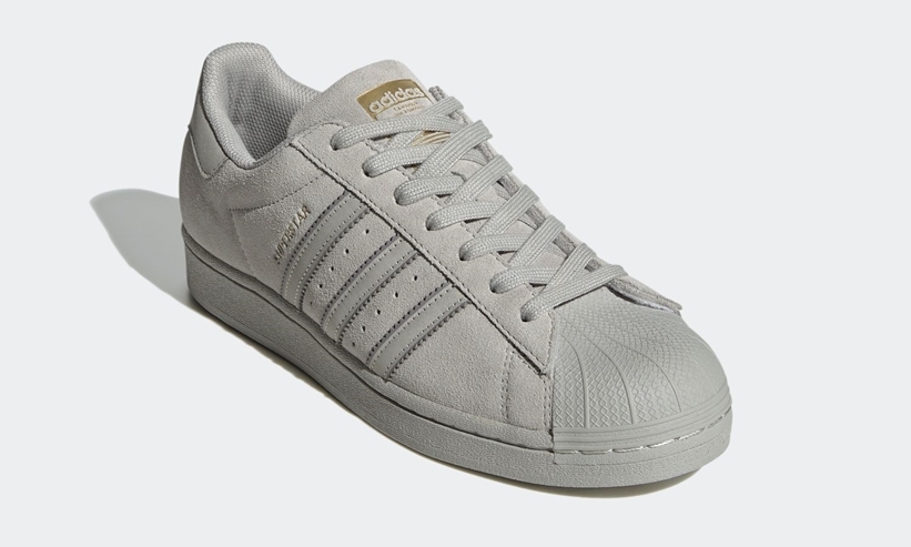 単色で構成された アディダス オリジナルス スーパースター “メタルグレー/ダブグレー” (adidas Originals SUPERSTAR “Metal Gray/Dub Gray”) [FY2321]