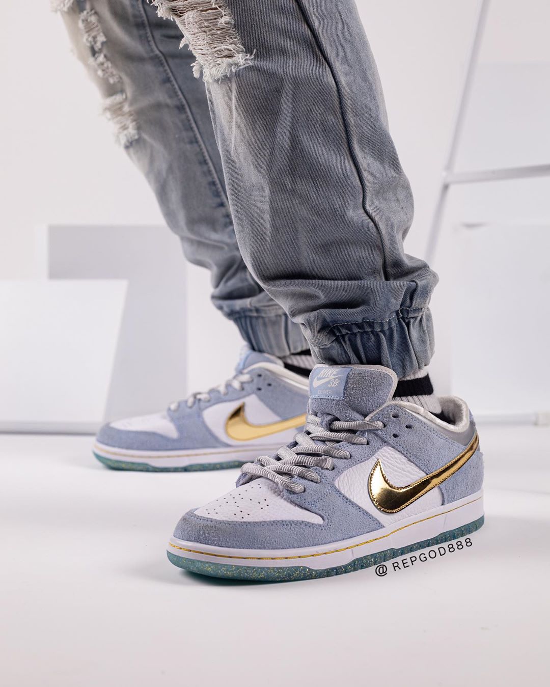 【12/19 発売】ショーン・クライヴァー × ナイキ SB ダンク ロー "ホワイト/サイコブルー" (Sean Cliver x NIKE SB DUNK LOW "White/Psychic Blue") [DC9936-100]