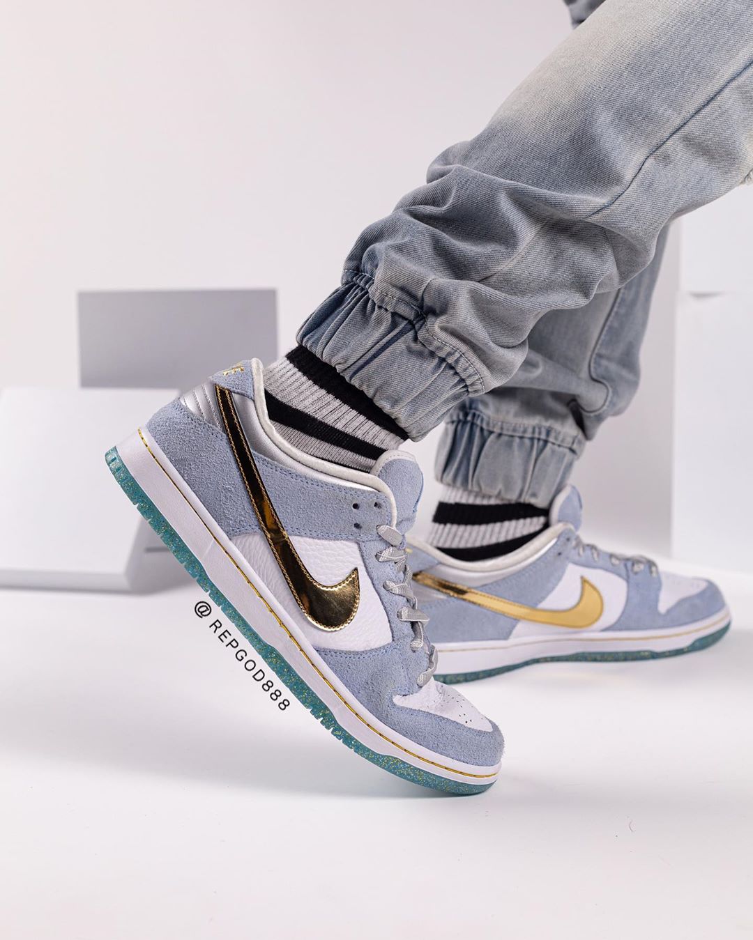 【12/18、12/19 発売】ショーン・クライヴァー × ナイキ SB ダンク ロー “ホワイト/サイコブルー” (Sean Cliver x NIKE SB DUNK LOW “White/Psychic Blue”) [DC9936-100]