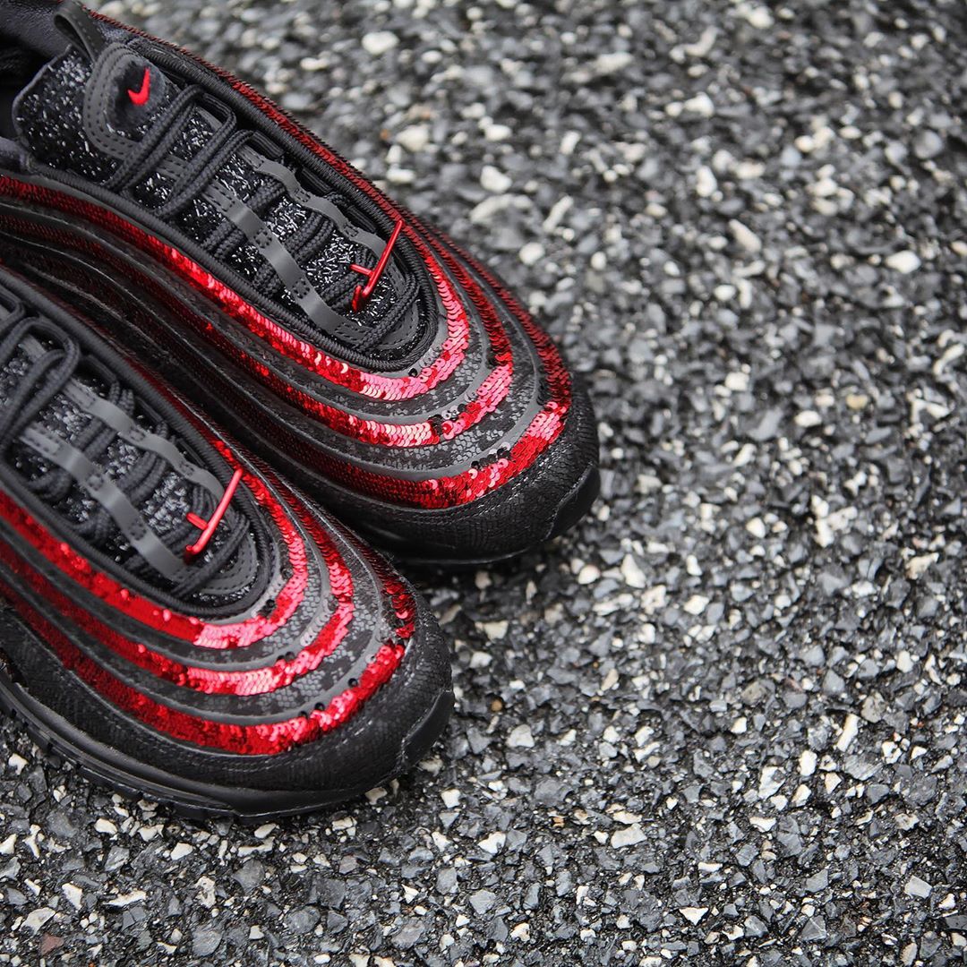 ナイキ ウィメンズ エア マックス 97 “ブラック/レッド/スパンコール” (NIKE WMNS AIR MAX 97 “Black/Red/Sequin”) [DC1709-060]