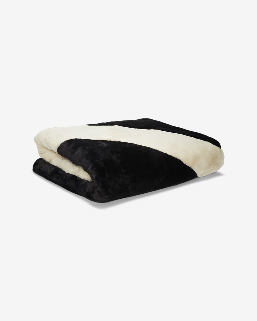 国内 11/5 発売！スウッシュを表現したNIKE “Plush Fake Fur Blanket” Black/Fossil (ナイキ “プラッシュ フェイクファー ブランケット”) [CZ4549-010]